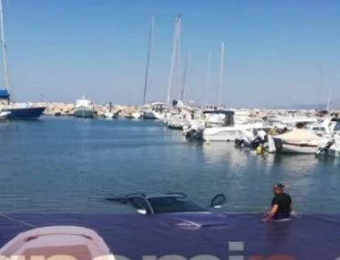 Τρομερή γκάφα στην Πάτρα - Πήγε να βγάλει το σκάφος στη στεριά... και έριξε το αμάξι στη θάλασσα! (φώτο)